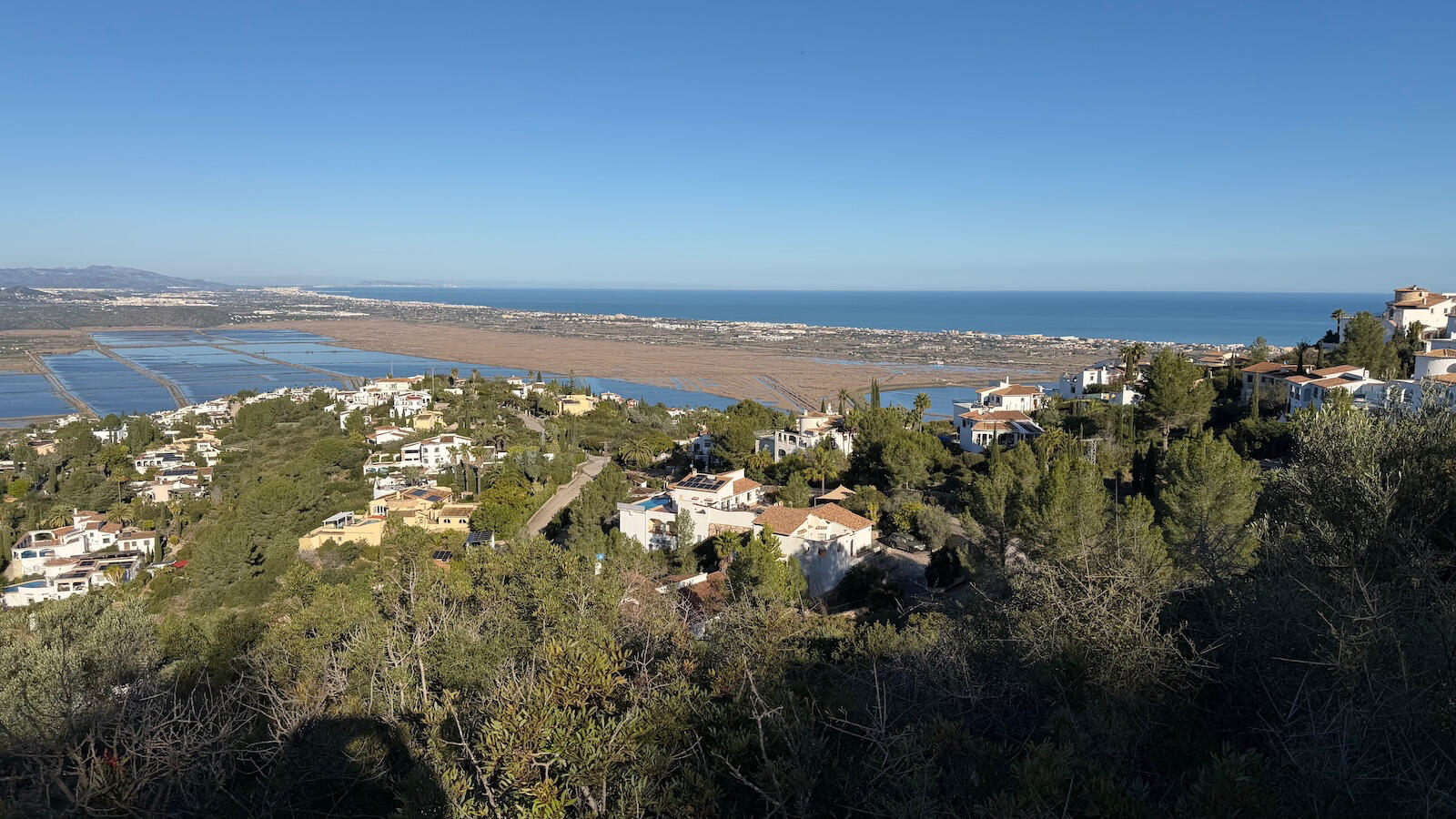 5 walking minutes from house you will find spectacular sea views, here with the view of the nature reserve and rice fields of the Marjal 5 walking minutes from house you will find spectacular sea views, here with the view of the nature reserve and rice fields of the Marjal
